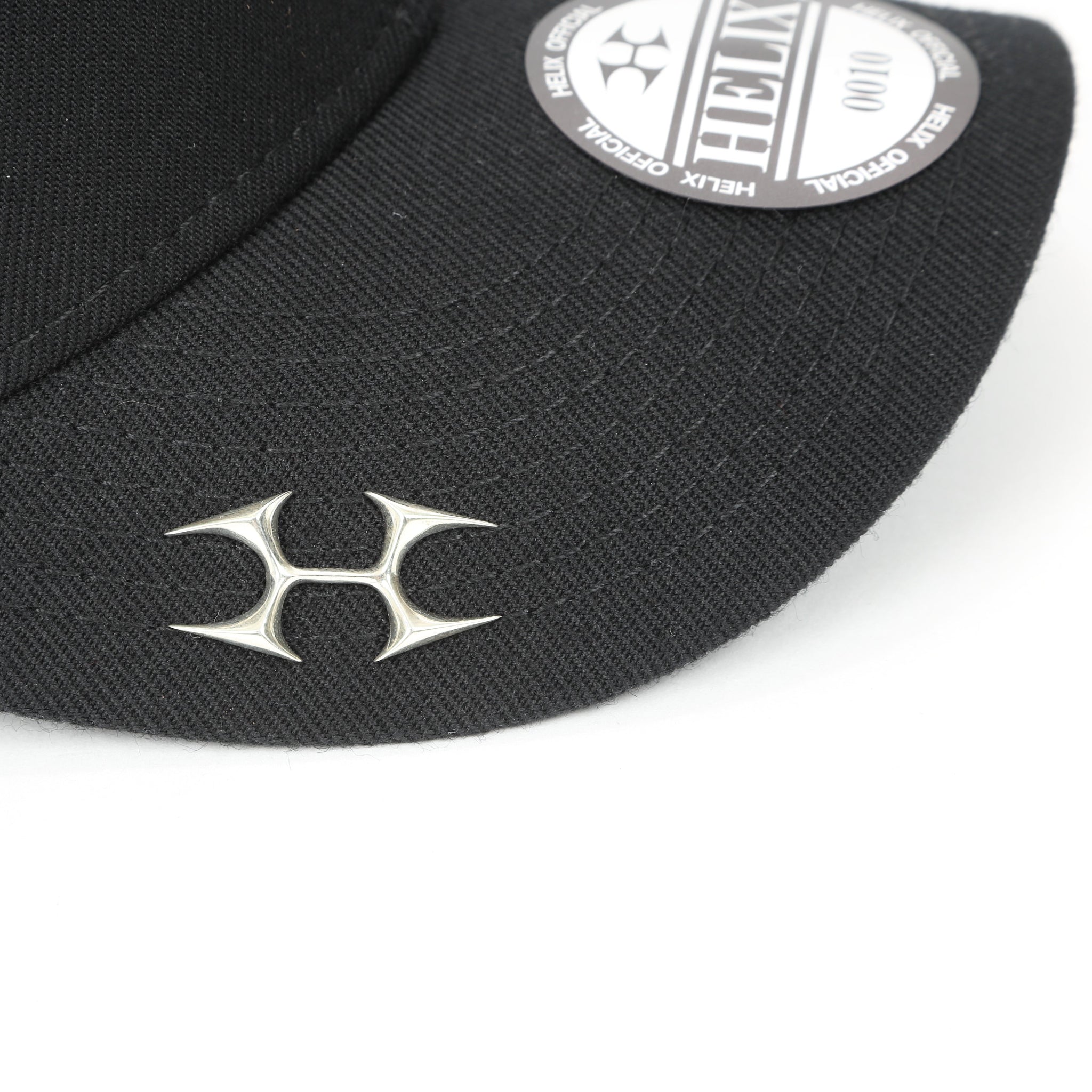 LOGO CHARM CAP BLACK – HELIX